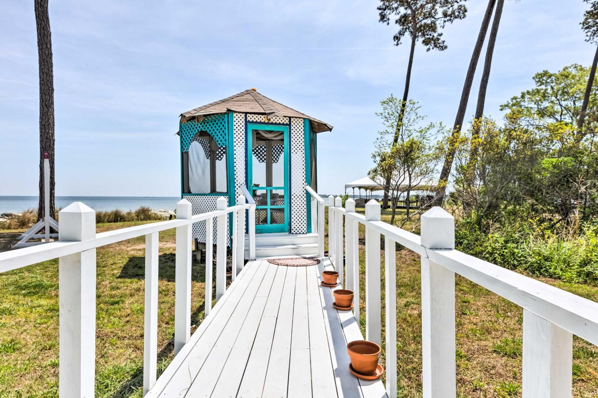 Oceanfront White Stone Cottage With Private Beach! 外观 照片